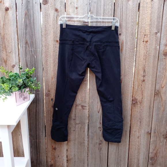 Women's Lululemon Cropped Black Leggings Size 6 - Picture 3 of 6